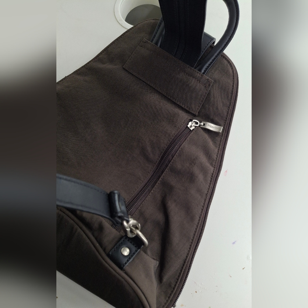 Baggallini Metro Backpack Sling Bag EUC - Picture 4 of 5